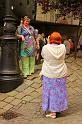 20120531 Wenen (32) Kleurrijke dames bij het Hundertwasserhaus